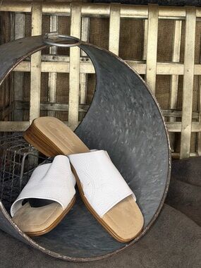 EUC Montego Bay Club White Leather Slides. Size 8.5